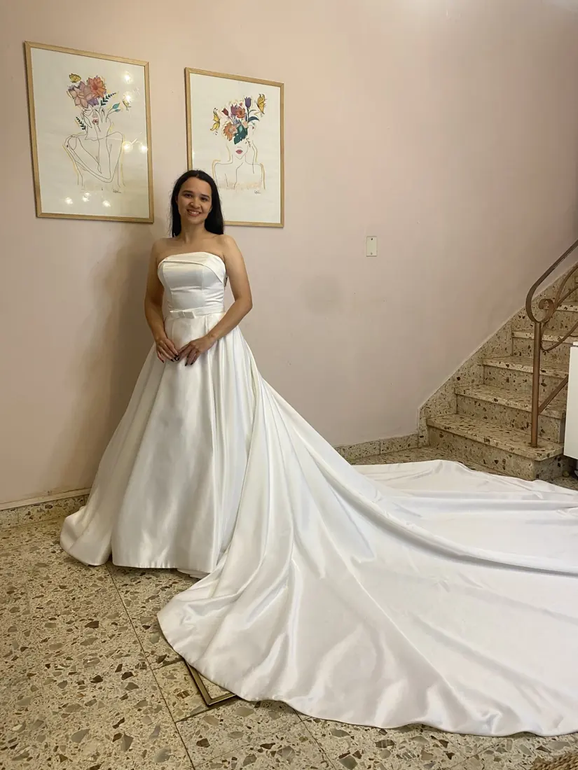 Novia con vestido de cola larga en el atelier de Florencia Bentos