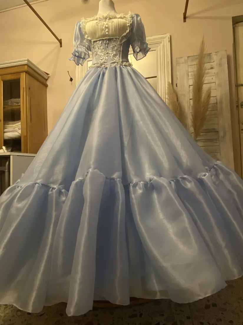 Vestido de 15 años celeste con falda amplia
