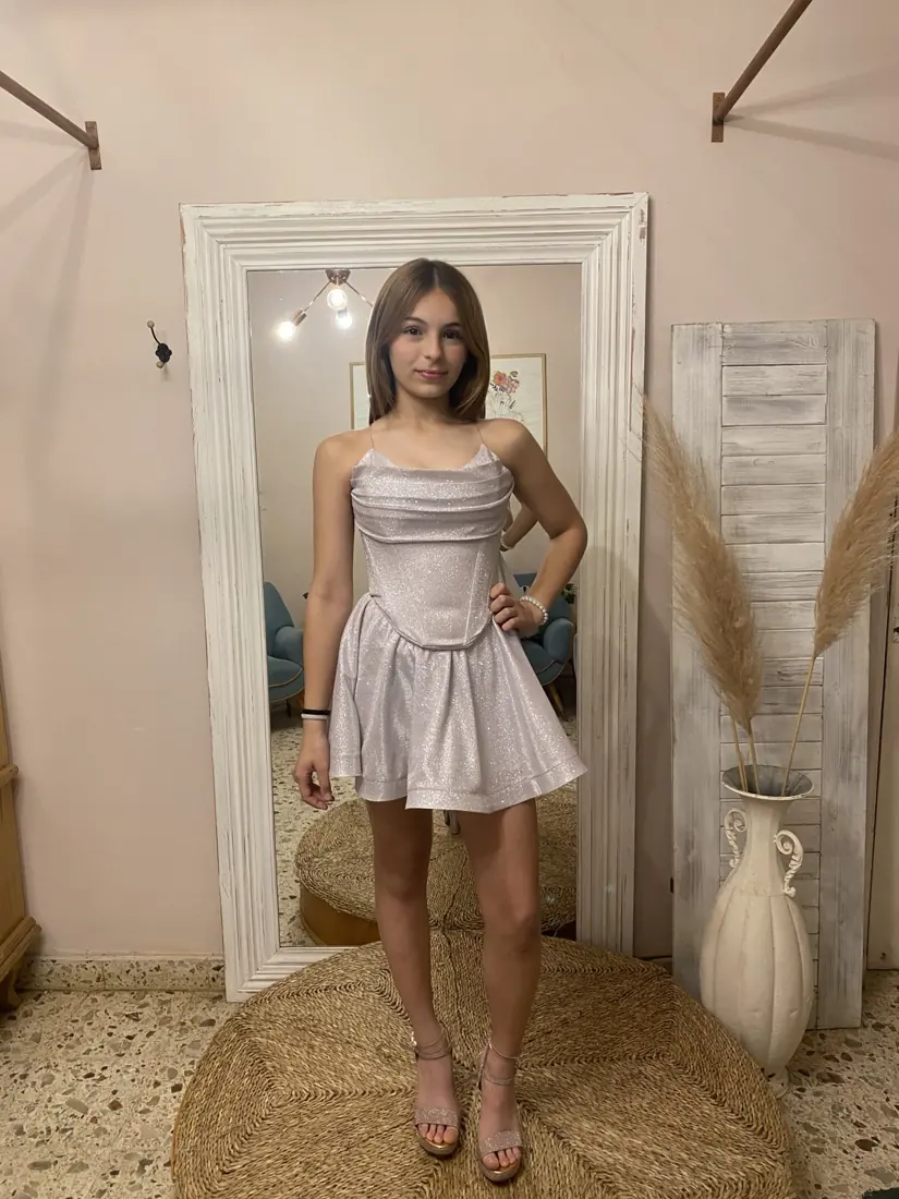 Vestido corto de egresada en el espejo del atelier
