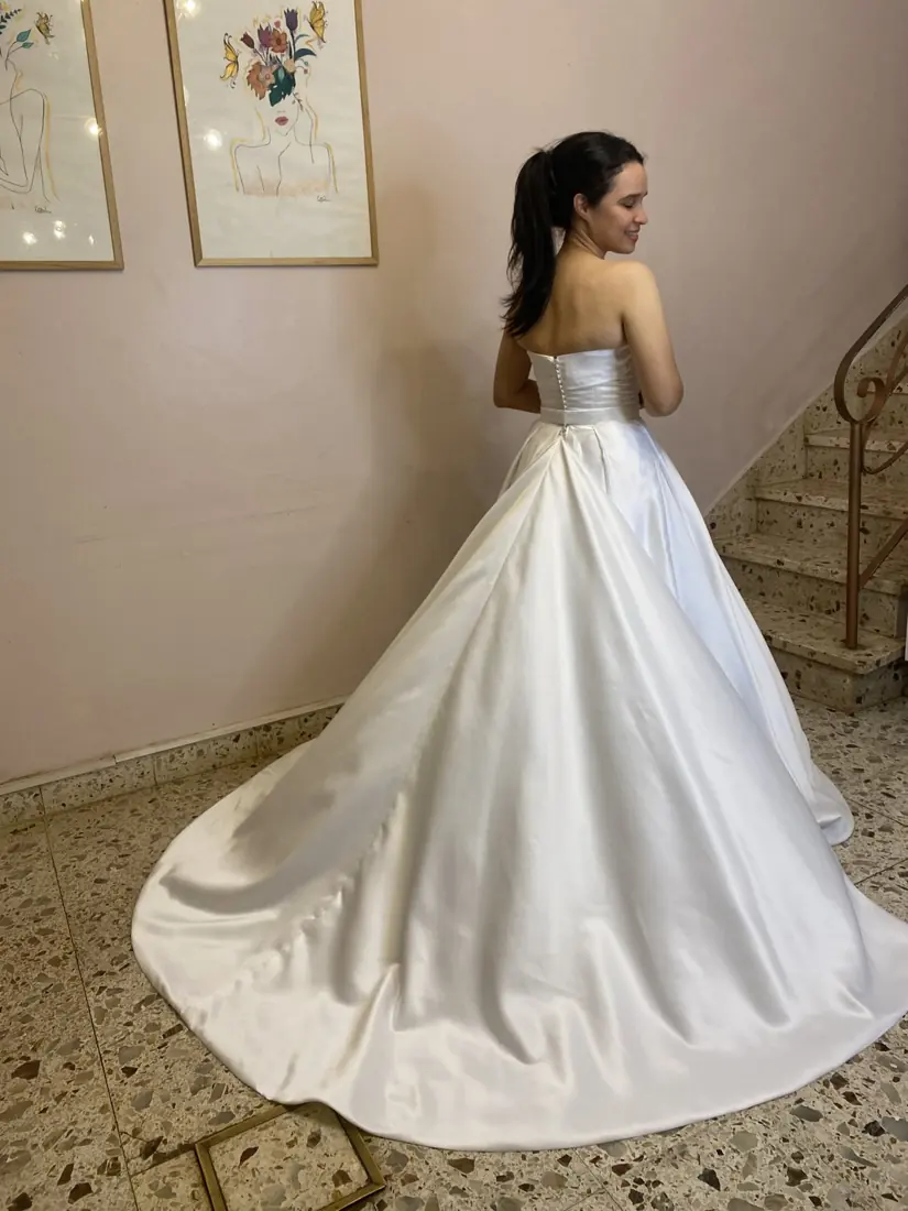 Vestido de novia con cola, visto de espalda