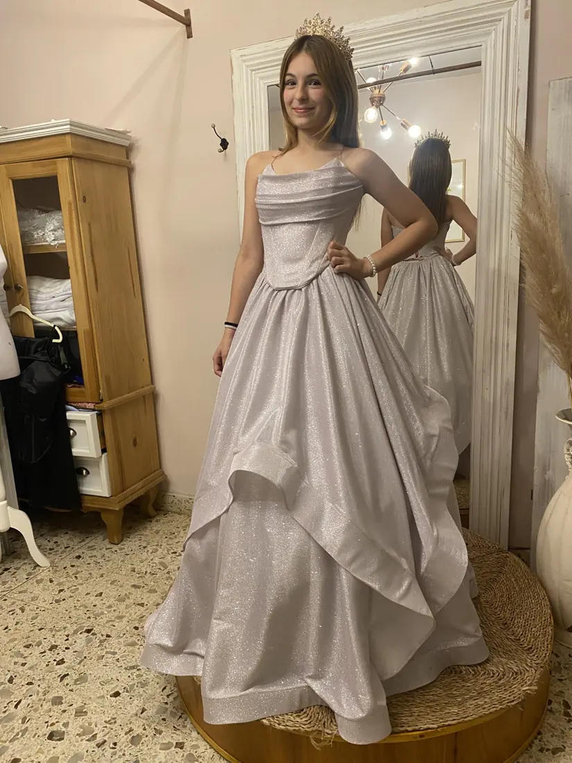 Quinceañera con vestido de gala y tiara