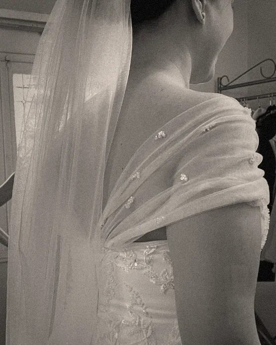 Detalle del bordado de perlas en el hombro de un vestido de novia