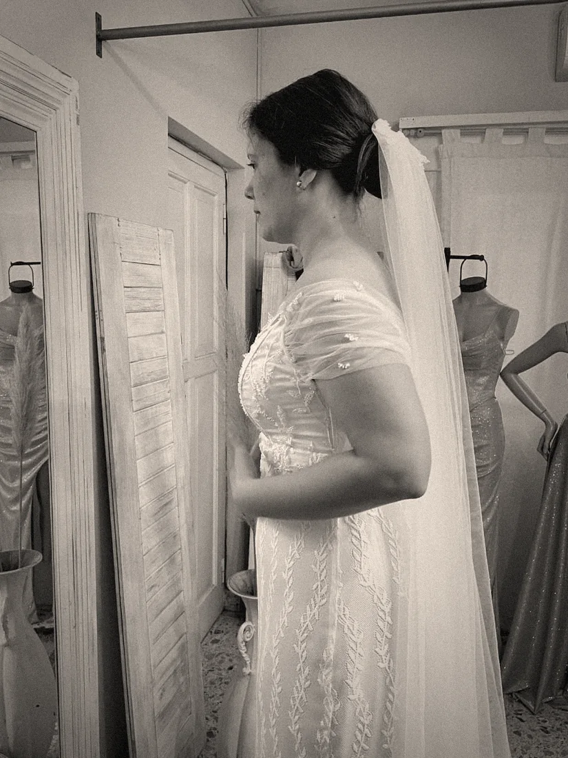 Novia durante una prueba de su vestido en el atelier